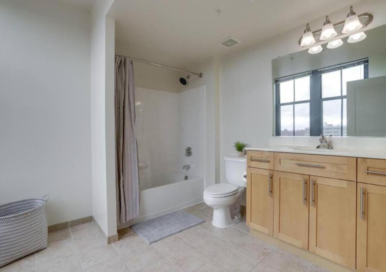 Splendid 2 Bedroom Condo At Pentagon City アーリントン エクステリア 写真